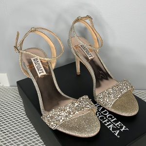 Badgley Mischka Jen Ankle Strap Sandal in Platino Glitter Women’s size 7